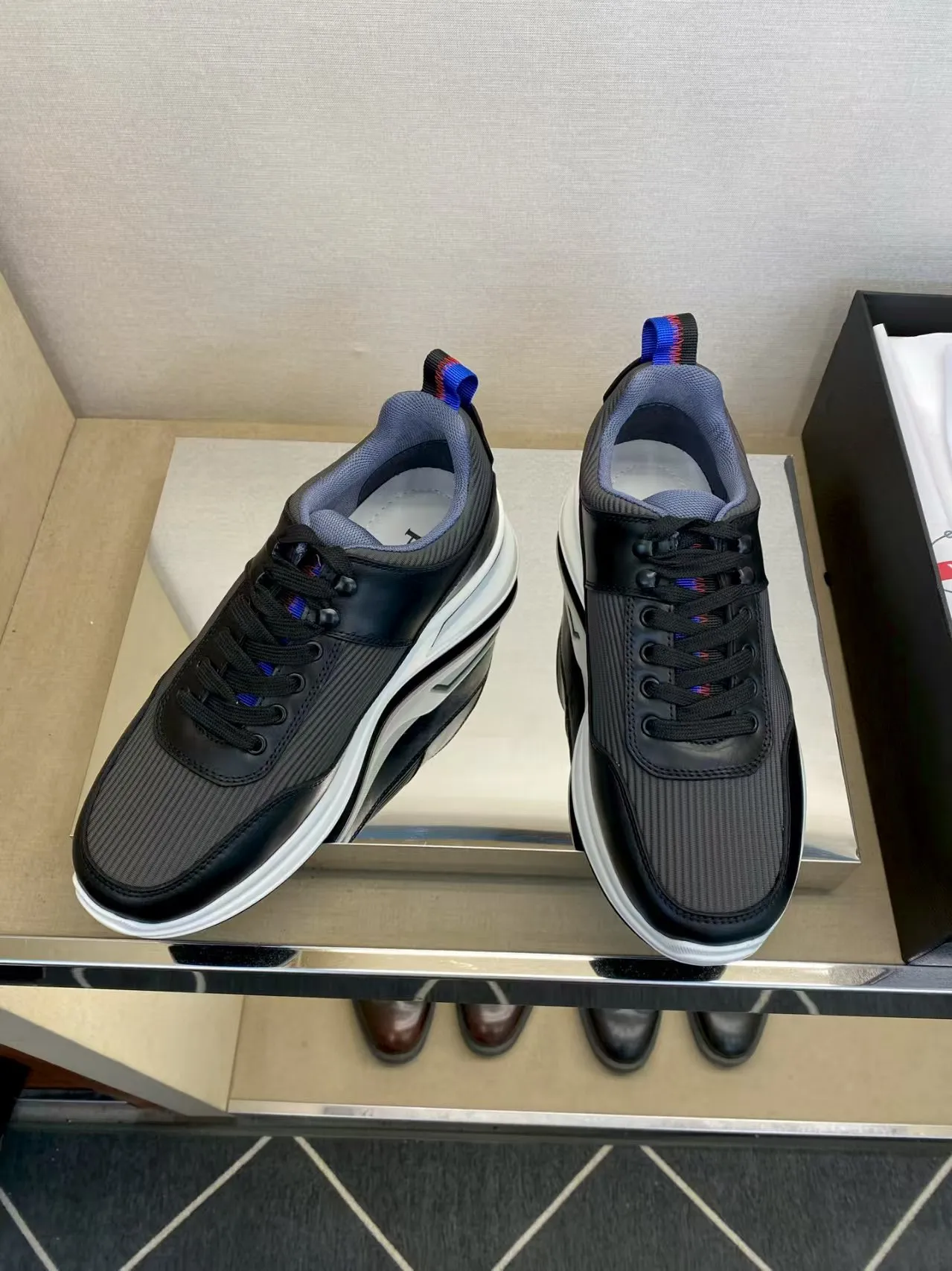 P440 38-45 Prada's new men's genuine leather sneakers, the highest version on the market, any comparison is welcome🆚! The original leather has excellent texture and is super high-end! Fetal sheep net lining imported from Italy, removable pad! Luxurious materials and fine workmanship, highly recommended!